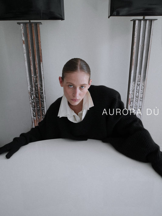 AURORA DÙ RICHELIEU cashmere shawl with gloves in black