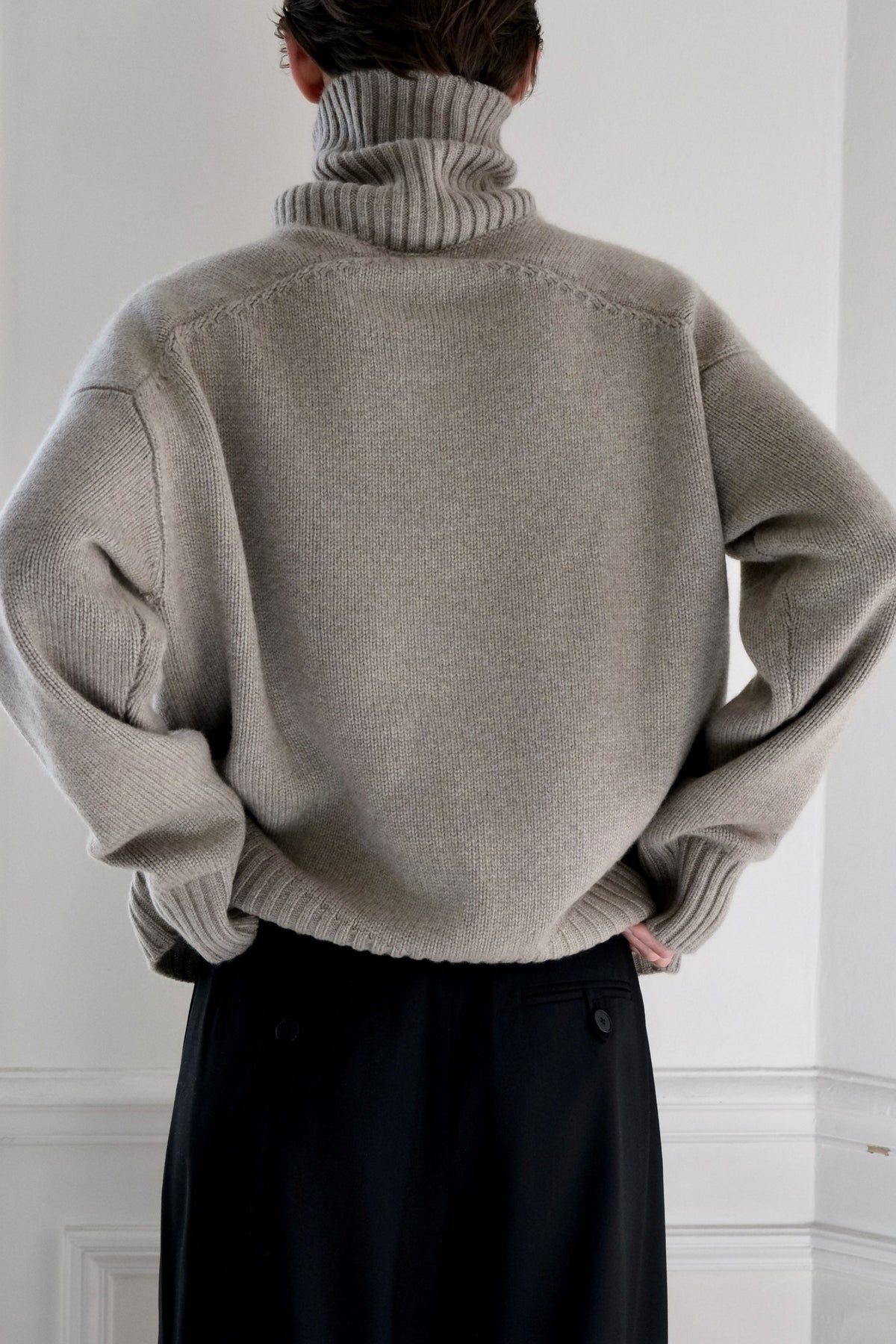 AURORA DÙ CHORON heavy cashmere V-neck in sand